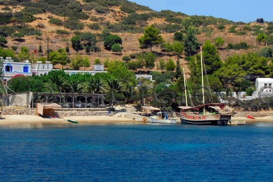 Η παραλία στο Μαράθι μπρος από την ταβέρνα «Παντελής»